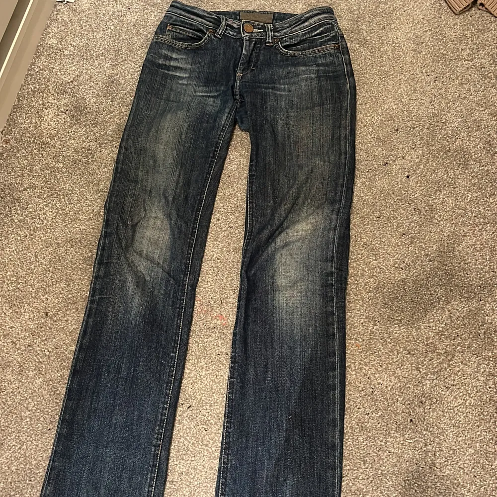 Bootcut low Waist acne jeans. Är osäker på storleken men det är någ 28 eller 27. Dom kommer ej till användning. Priset går och förhandla. Skriv om du har frågor . Jeans & Byxor.