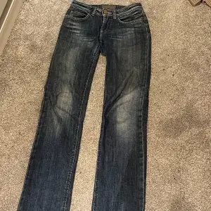 Bootcut low Waist acne jeans. Är osäker på storleken men det är någ 28 eller 27. Dom kommer ej till användning. Priset går och förhandla. Skriv om du har frågor 