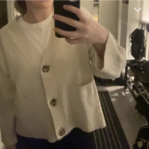 H&M kofta - Superfin kofta från h&m. Oversized i modellen, perfekt nu inför hösten. Fint skick. (Lånad bild) skriv för fler bilder. Storlek xs💘