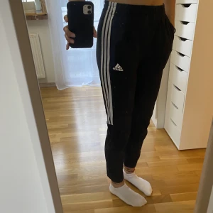 Adidas mjukisbyxor  - Ett par Adidasbyxor som hyfsat använda men är i bra skick! Är i storlek L, jag är 173 för jämnförelse. Sälja då dom är lite för korta på mig. Nya ligger på 500-700kr