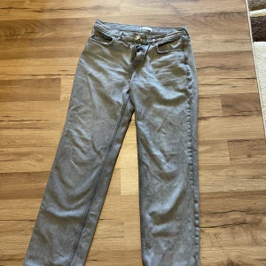 Low waist straight Ginatricot - Säljer dessa super populära low waist jeansen från Ginatricot! Använda ca 2 gånger eftersom jag köpte fel storlek. Dm för bild på jeansen på. 250 kr + frakt. Köpta för 499 kr!