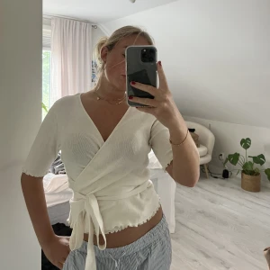 Omlott tröja - Super gullig creme vit omlott blus/tröja i stickat material!! Super bra skick! 