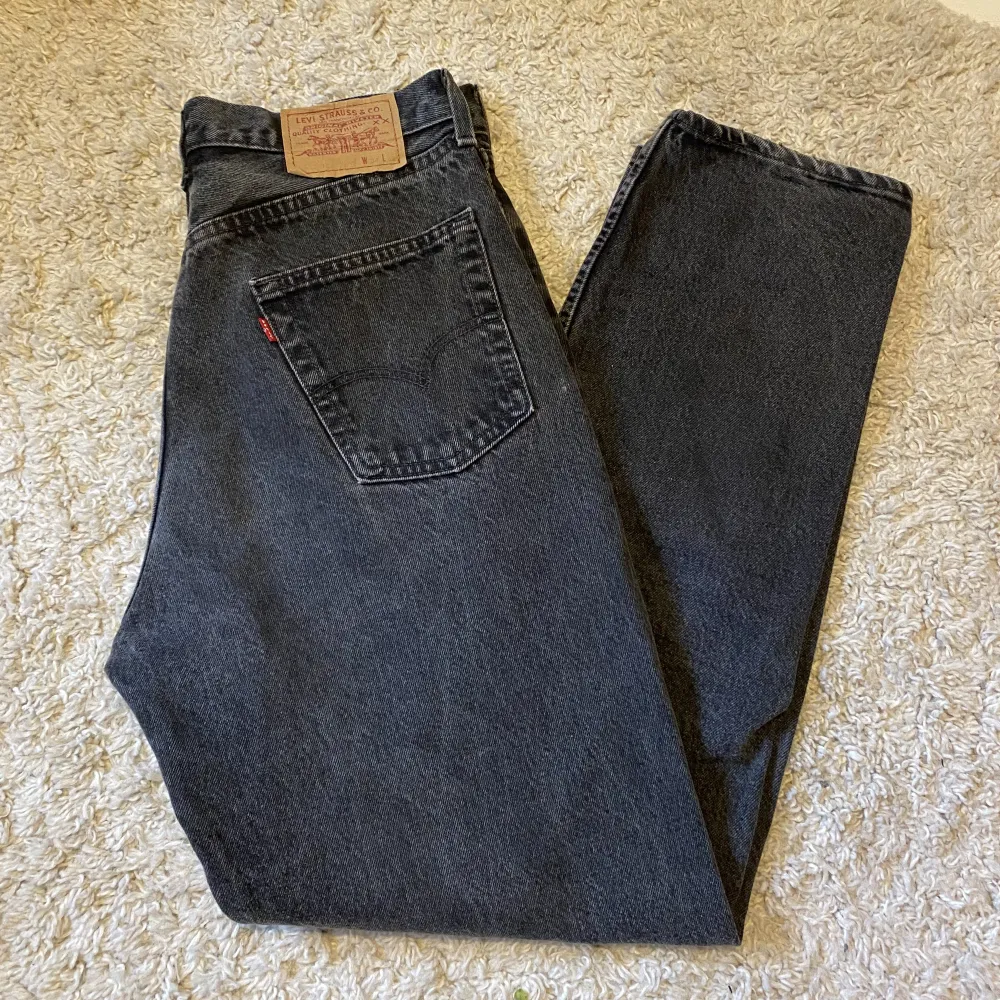 Säljer mina super fina vintage Levi’s jeans 🖤 Storlek är W34L32 🖤 Made in UK. Tror de är unisex så passar till killar också 🖤Har ni frågor så är de bara att skriva 🖤 . Jeans & Byxor.