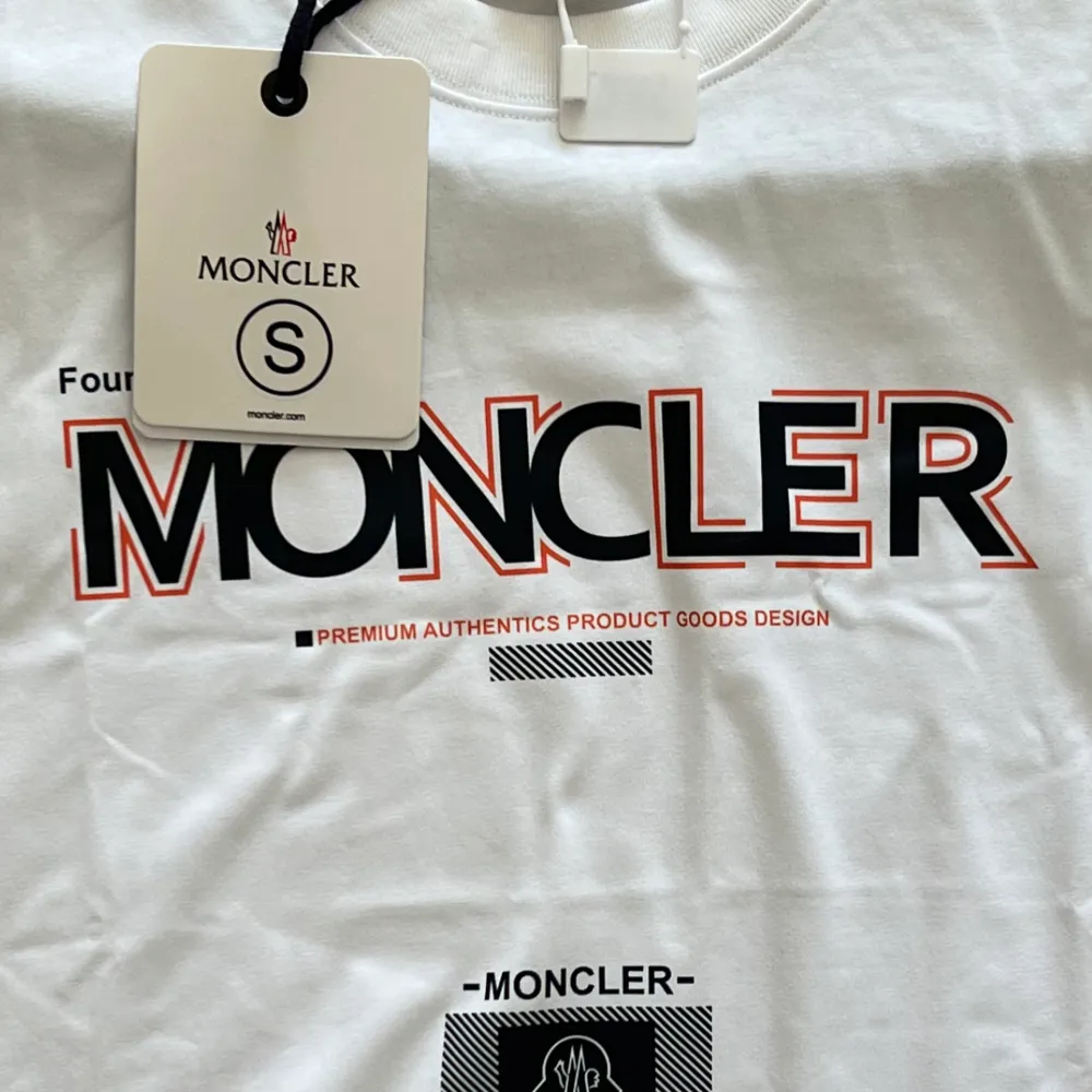 Moncler T-shirt stor S. T-shirts.