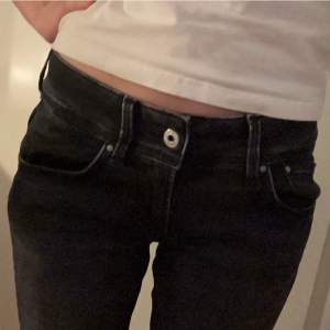 Lågmidjade jeans från Pepe Jeans, i modellen Saturn. Orginalpris 949kr! Jag är ca 164 cm som referens!