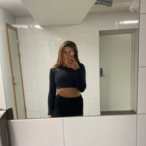 Träningskläder  - Knappt använt storlek S  Fint skick både tajts och långärmad tröja från gymshark Båda säljs för endast 500kr Nypris ca 1299kr 