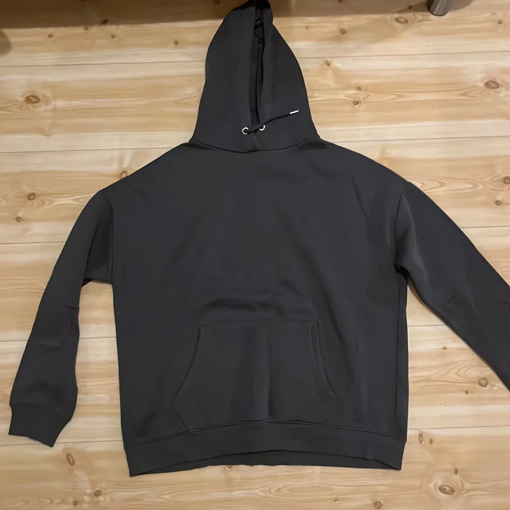 En oanvänd mörkgrå Oversized hoodie från nelly. Färgen är jättefin och inte alls urtvättad i kvaliteten. Säljer den för 200 kr, köpt för 299kr. . Hoodies.