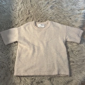 Stickad t-shirt - Säljer denna jättefina stickade t-shirt från selected femme. 💞💞nypris 500kr och slutsåld på boozt hemsida 💞