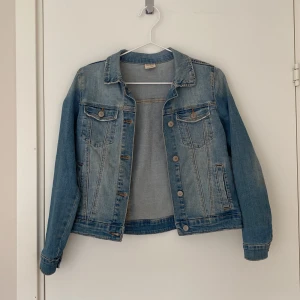 Jeansjacka - Välhållen jeansjacka från Zara Girls, storlek 152 vilket ungefär motsvarar XXS. Endast använd ett fåtal gånger och utan defekter. Skriv för fler bilder❣️