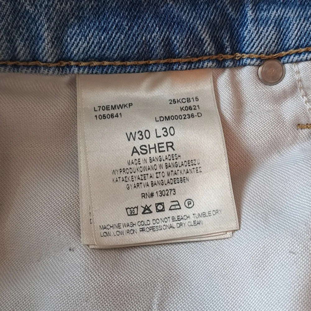Säljer mina baggy jeans från lee, model asher. Perfekt för komfort och stil.  Nypris: 1100 Säljer: 250. Jeans & Byxor.