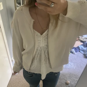 Zip up  - Så snygg zip up kofta ifrån zara, köpt nu i sommras och har inte andvänt den så den är som ny! Köpt för 430kr