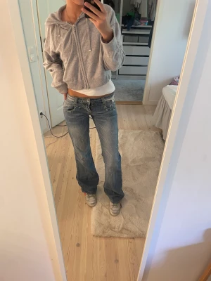 Snygga jeans  - Extremt coola jeans! (OBS dragkedjan är traslig men går enkelt att fixa och inget som syns när de är på) 