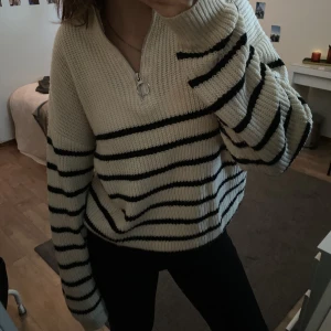 Mysig randig tröja  - Säljer en beige svart mysig tröja i storlek S. Inga tecken på använding och passar till allt💕