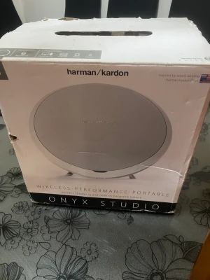 Högtalare  - Säljer en harman kardon högtalare, köpt för 800kr på rea men säljer för 350kr väl och sparsamt använd, det ända är att det finns en liten fläck på framsidan, men ingenting som inte försvinner🫶🏼vet inte riktigt vad frakten kommer kosta då paketet är stort.