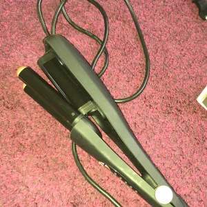 Locktång - Locktång. Som bilden visar kan man gö olika lockar ❤️🩷FINT SKICK, KNAPPT ANVÄND pris diskuterbart 