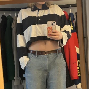 Weekday skjorta - Croppad randig skjorta från weekday, super mjuk och skön men säljer då den inte kommer till användning! Nyskick!