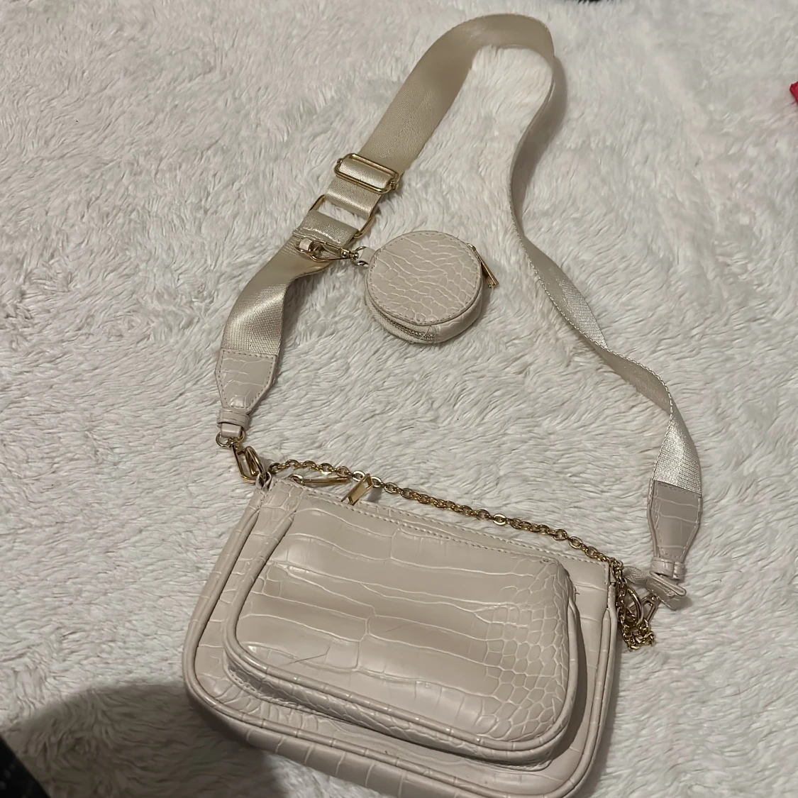 Vit väska med avtagbar band  - 90