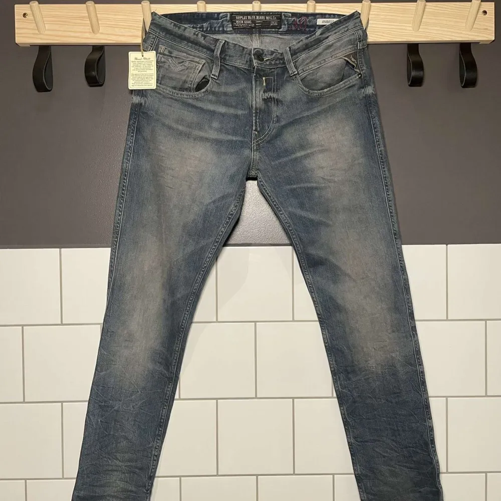 Några jätte feta blå replay anbass jeans med lite toner av grått med prislappar kvar!  Ny priset ligger cirka på 1100-1400 kr, vårt pris 499 kr. Storleken är 30/32 och sitter bra i storleken. Tveka inte att höra av dig vid minsta fråga!. Jeans & Byxor.