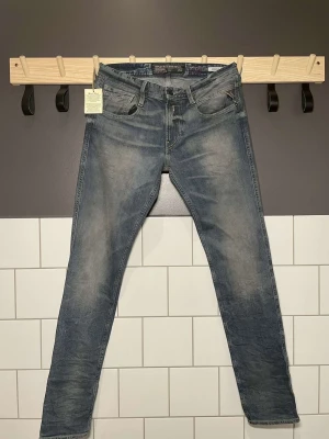 Replay jeans Anbass - Några jätte feta blå replay anbass jeans med lite toner av grått med prislappar kvar!  Ny priset ligger cirka på 1100-1400 kr, vårt pris 499 kr. Storleken är 30/32 och sitter bra i storleken. Tveka inte att höra av dig vid minsta fråga!