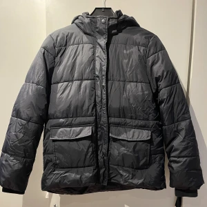 Svart vinterjacka  - Svart vinterjacka från Cubus, köpt för ca 1 år sen men är knappt använd så den är i nyskick. Storlek 170 från barnavdelningen men passar mig som är en s-m.