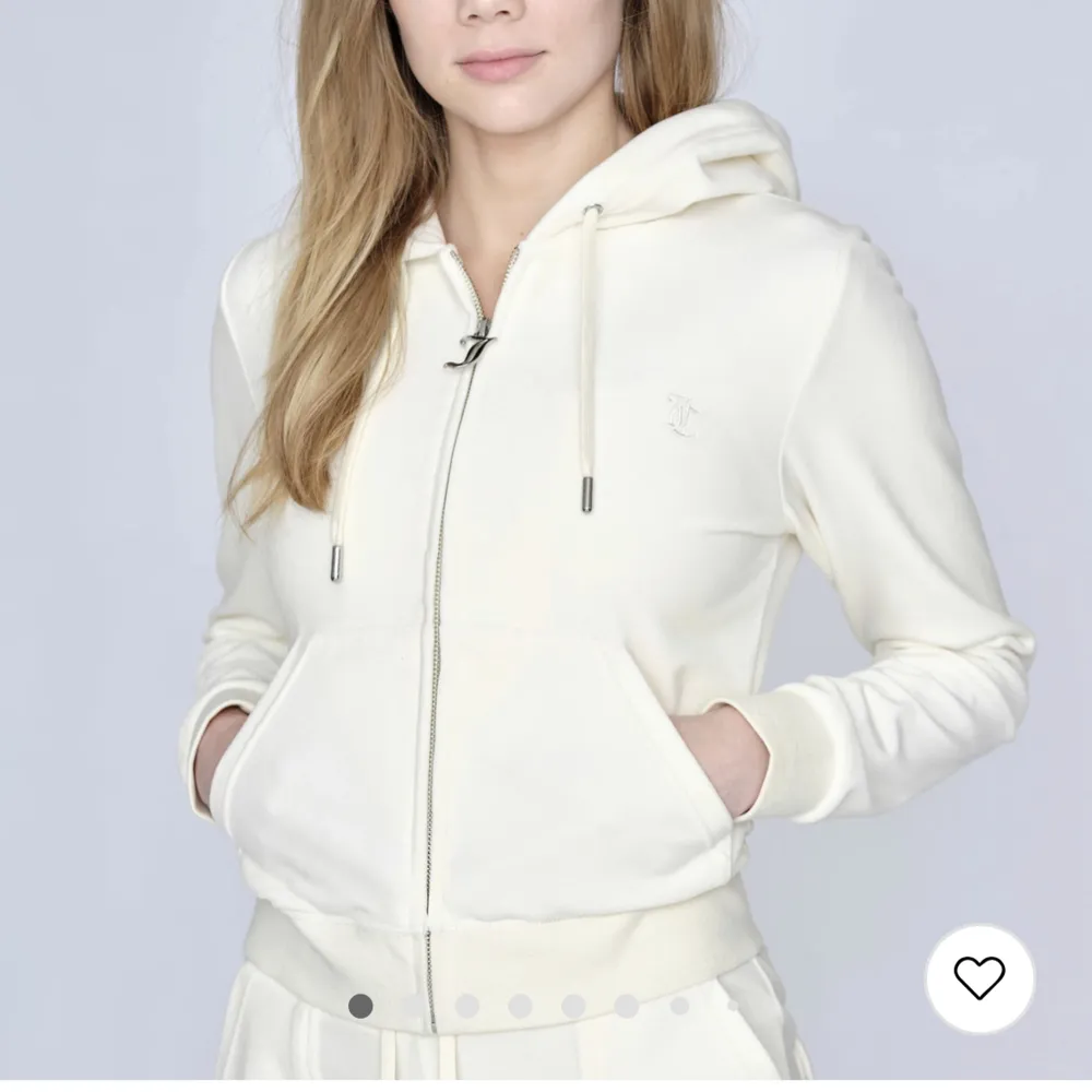 Säljer min vita juicy tröja som jag köpte förra året. Tröjan kostar nypris 1300kr💞💞Tröjan är i storlek M men jag skulle säga att den passar  Xs/s/m  Skriv för fler bilder! . Hoodies.