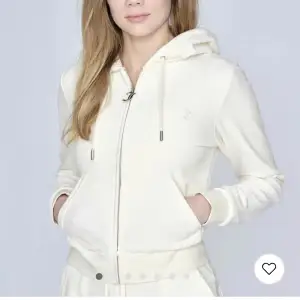 Säljer min vita juicy tröja som jag köpte förra året. Tröjan kostar nypris 1300kr💞💞Tröjan är i storlek M men jag skulle säga att den passar  Xs/s/m  Skriv för fler bilder! 