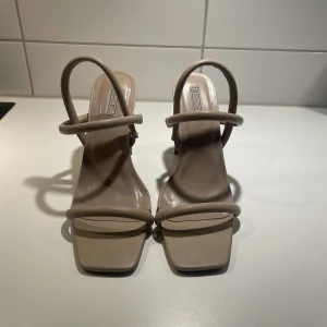 Klackskor beige  - Beiga klackar, använd ett fåtal gånger. Storlek: 37 Nypris: 400kr  Mitt pris: 120kr