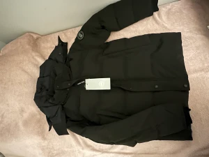 Canada goose jacka  - Helt ny canada goose jacka.  Storlek M Pris kan diskuteras vid snabb affär 