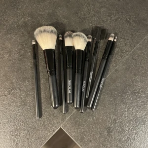 Sminkborstar - 8 sminkborstar i olika storlekar och 1 ögonbryns kamm. Knappt använda och nytvättade med borst rengöring!