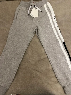 Äkta givenchy byxor  - Äkta givency byxor helt nya köpt på Nk Stockholm barnavdelningen ny pris 2 049,00kr passar barn som är 152cm pris går att diskutera 