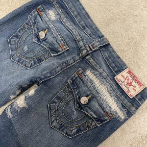 TRUE RELIGION JEANS - Lägger ut igen i hopp om att någon köper då jag behöver pengarna. Bootcut true religion jeans. skriv för mått. passar inte mig så kan inte direkt skicka bild. som nya, inga defekter❤️ äkta såklart 