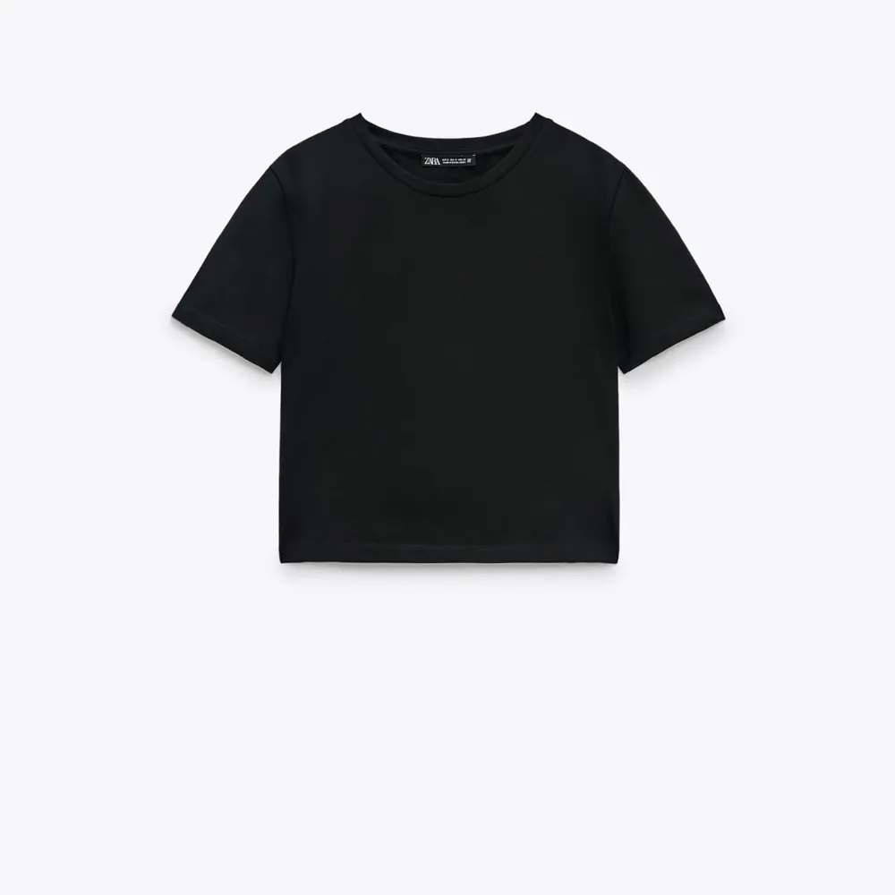 Perfekt cropad t-shirt i svart från zara som passar perfekt att ha över en spets topp! Aldrig, använd med lappen kvar! Tryck gärna på köp nu💞. T-shirts.