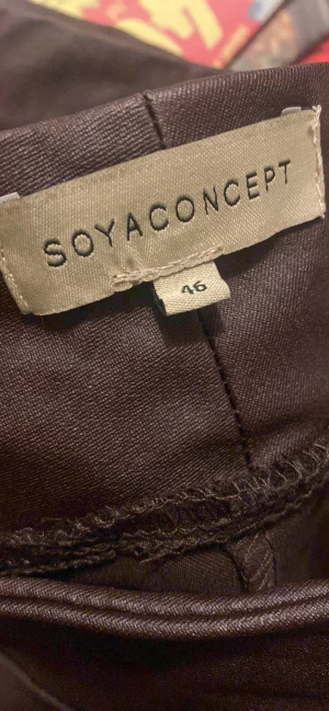 Glansiga stretchbyxor - Bruna stretch byxor 200 + frakt  