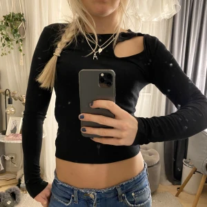 Festtopp - Så snygg svart festtopp💘💘