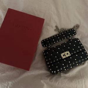 Valentino rockstud  - Säljer min valentino ruckstud mini, köpt på mytheresa för ca 19 000. Har dessvärre inget fysiskt kvitto kvar då det kommit bort men har elektroniskt därav priset. Box dustbag osv medföljer 🫶🏽