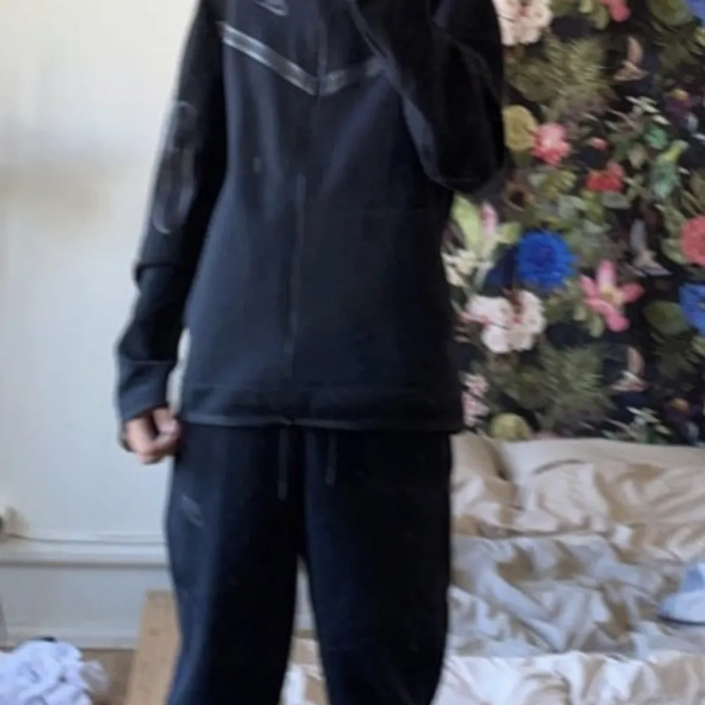 Säljer min Nike Tech fleece. Byxorna är i storlek XS (Man) Tröjan är i storlek XL (Barn). För hela sättet 600 Kr. För bara tröjan 400 och för bara byxorna 200. (Då byxorna har lite slitage på smalbenen, DM för bilder) Pris kan diskuteras! Fler bilder i DM. Hupparit & Collegepaidat.