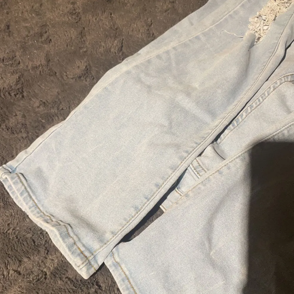 blåa utsvängda jeans med hål, bra skick, först till kvarn ❤️skriv privat för fler bilder!. Jeans & Byxor.