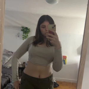 Tröja  - Beige tröja en fläck som inte tvättas av 