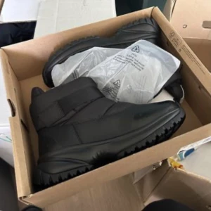 Ugg - Säljer helt oandvända då dom var för små flr mig, Skulle inte rekommendera till dom med bredare fötter där det var så dom inte passade.