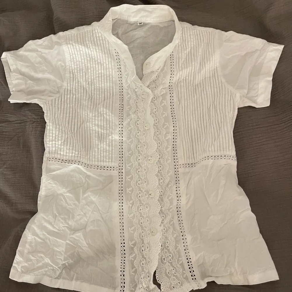 Gullig vit kortärmad skjorta med fin brodyr fram🫶🏼. Skjortor.