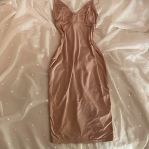 Klänning Rebecka stella - Puderrosa tajt, längre klänning från Rebecca Stella. perfekt till fest, examen, bröllop. Storlek S men passar även XS