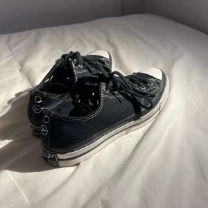 Moncler x Fragment converse chuck taylors - Ett par Moncler x Fragment converse från stockx köpta runt ett år sedan. Lite använda som man ser på bilderna men inga fel alls, nästan som nya med lite polering. Ovanliga att få tag på idag så passa på!