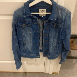 Jeansjacka  - Säljer denna jeansjacka jag endast använt 2 gånger, den är i M men sitter som S.  Original pris är mellan 500-1000