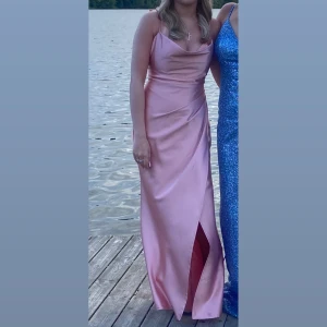 Balklänning - En superfin ljusrosa klänning, passar perfekt till bal eller bröllop. Endast använd 1 gång. (Har korsade snören i ryggen men har ingen bild just nu, kan skicka bild om någon skulle vara intresserad) nypris 2500kr