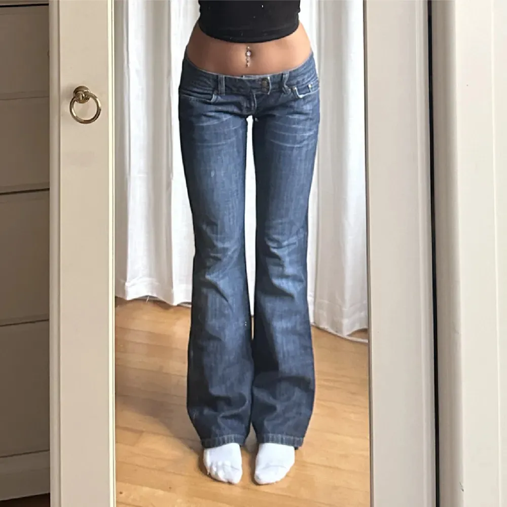 low waist jeans med detalj köpta från plick men var för små för mig! mått: innerbenslängd 81, midjemått 82 🩷(lånade bilder skriv för fler). Jeans & Byxor.