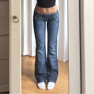 low waist jeans med detalj köpta från plick men var för små för mig! mått: innerbenslängd 81, midjemått 82 🩷(lånade bilder skriv för fler)