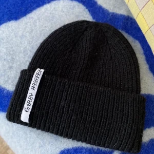 Carin Wester mössa, (Lånad bild)  - Säljer denna Carin Wester mössa då den inte kommit till alls mycket användning.  Bra och fint skick.  Vid privata bilder skicka pm. 