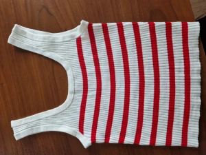 Randig topp/linne - Randig topp/linne säljes. Stl S. Märke Divided, H&M. Katt finns i hemmet. 