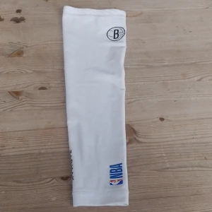 Nba brooklyn nets leg sleeve - Leg sleeve för basket sitter ganska tajt men stabilt och är bra och strechigt material