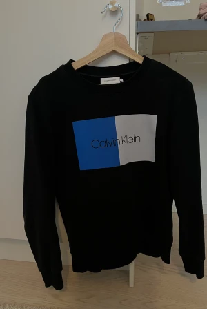 Calvin Klein tröja  - Tjock tröja i premium material. 